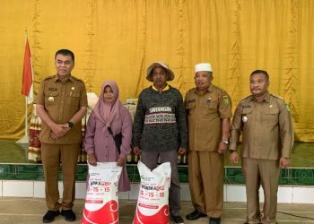 Foto penyerahan pupuk secara simbolis oleh Bupati Natuna, Wan Siswandi kepada petani di Kecamatan Bunguran Batubi (foto : Zaki)