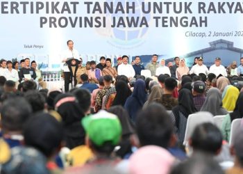 Presiden Jokowi menyerahkan 2.000 sertifikat tanah untuk rakyat, Selasa (02/01/2024), di Gedung Tenis Indoor Premium Pertamina, Kabupaten Cilacap, Jawa Tengah. (Foto: BPMI Setpres/Kris)