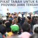 Presiden Jokowi menyerahkan 2.000 sertifikat tanah untuk rakyat, Selasa (02/01/2024), di Gedung Tenis Indoor Premium Pertamina, Kabupaten Cilacap, Jawa Tengah. (Foto: BPMI Setpres/Kris)