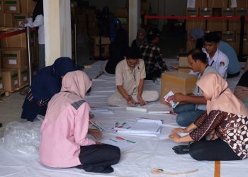 Petugas Sortir dan Pelipatan saat Melipat Surat Suara Pemilu 2024 di Gudang Logistik KPU Tanjungpinang, foto: Mael/detak.media