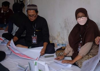 Proses Pelipatan Surat Suara Pemilu 2024 di Gudang Logistik KPU Tanjungpinang, foto: Mael/detak.media