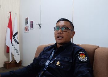 Ketua KPU Tanjungpinang, Muhammad Faisal saat Diwawancarai, foto: Mael/detak.media