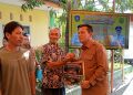Ansar Ahmad saat Menyerahkan Bantuan Kepada Nelayan di Kelurahan Tanjung Unggat, foto: Mael/detak.media