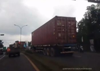 Truk yang Nekat Lawan Arus Jalan Satu Arah di Kilometer 15 Tanjungpinang, foto: screenshot sosmed