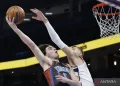 Pebola basket Oklahoma City Thunder Josh Giddey (kiri) mencoba mencetak skor saat melawan Washington Wizards dalam laga NBA di Paycom Center, Oklahoma City, Oklahoma, AS, Jumat (6/1/2023). Thunder menang dengan skor 127-110. ANTARA FOTO/REUTERS/Alonzo Adams-USA TODAY Sports/foc.