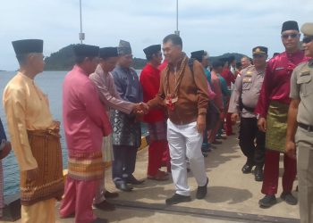 Bupati beserta rombongan saat tiba si kecamatan Serasan (foto : ist)