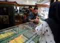 Pengunjung saat Membeli Emas di Toko Batang Hari Jalan Merdeka Tanjungpinang, foto: Mael/detak.media