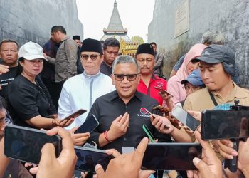 Hasto saat diwawancarai setelah nyekar di makam Bung Karno, foto: Dani ES/detak.media