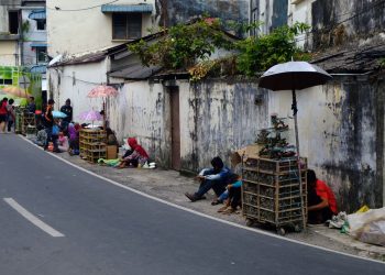 Pedagang Pipit yang Berjualan di Dekat Vihara Bahtra Sasana, Jalan Merdeka Tanjungpinang, foto: Mael/detak.media