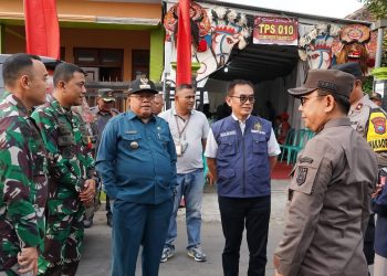 Walikota Blitar Santoso didampingi Forkopimda meninjau perhitungan suara Pemilu 2024 di TPS 10 Kelurahan Blitar, foto: Dani ES/detak.media