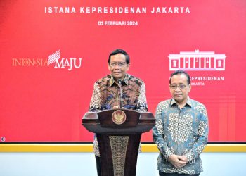 Menko Polhukam Mahfud MD didampingi Mensesneg Pratikno memberikan keterangan pers di Kantor Presiden, Jakarta, Kamis (01/02/2024). (Foto: BPMI Setpres)