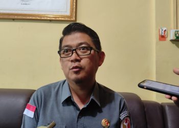 Ketua Bawaslu Tanjungpinang, Muhammad Yusuf saat Diwawancarai, foto: Mael/detak.media