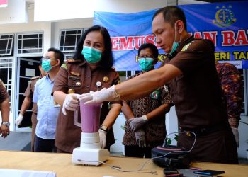 Kejari Tanjungpinang saat Memusnahkan Sabu dan Pil Ekstasi dengan Cara Diblender, foto: Mael/detak.media