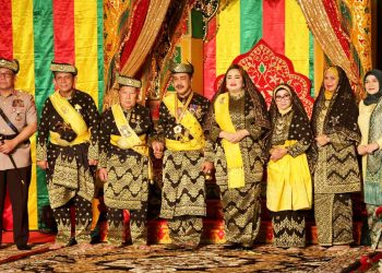 Penganugerahan Gelar Kebesaran Adat Dato’ Seri Sakti Bhayangkara Utama dari Lembaga Adat Melayu (LAM) Kepulauan Riau di Aula Wan Seri Beni, Dompak, Tanjungpinang, foto: kepriprov.go.id