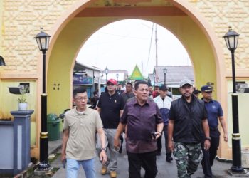 Gotong royong membersihkan dan menata Pulau Penyengat dan wilayah pesisir Kota Tanjungpinang, foto: kepriprov.go.id