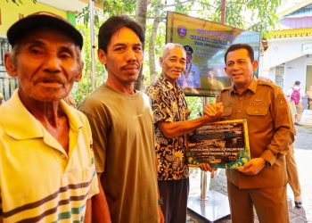 Penyerahan bantuan alat tangkap perikanan untuk nelayan oleh Pemerintah Provinsi Kepri di Halaman Kantor Lurah Tanjung Unggat, foto: kepriprov.go.id