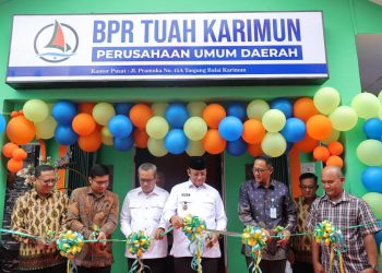 Ketua DPRD Kabupaten Karimun, Muhammad Yusuf Sirat bersama Wakil Bupati Karimun Anwar Hasyim melakukan pemotongan pita, peresmian Perumda BPR Tuah Karimun pada, Rabu (24/1/2024)