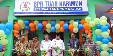 Ketua DPRD Kabupaten Karimun, Muhammad Yusuf Sirat bersama Wakil Bupati Karimun Anwar Hasyim melakukan pemotongan pita, peresmian Perumda BPR Tuah Karimun pada, Rabu (24/1/2024)