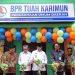 Ketua DPRD Kabupaten Karimun, Muhammad Yusuf Sirat bersama Wakil Bupati Karimun Anwar Hasyim melakukan pemotongan pita, peresmian Perumda BPR Tuah Karimun pada, Rabu (24/1/2024)