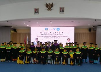 Foto bersama seusai Wisuda Lansia, foto: MC/detak.media