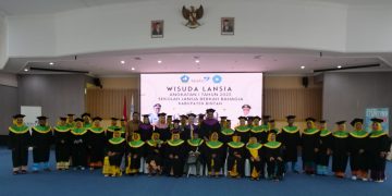 Foto bersama seusai Wisuda Lansia, foto: MC/detak.media