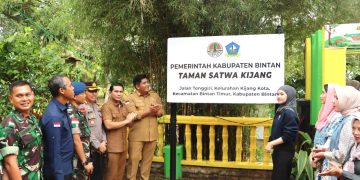 Bupati Bintan bersama dengan Stakeholder foto bersama di Plang Taman Wisata Kijang, foto: ist/MC Bintan/detak.media