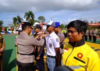 Kapolresta dan Sekda Tanjungpinang saat Memasangkan Pin Keselamatan Kepada Petugas Operasi Keselamatan Seligi 2024, foto: Mael/detak.media