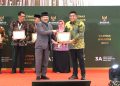 Bupati Bintan, Roby Kurniawan saat menerima penghargaan dari Baznas RI, foto: MCBintan/detak.media