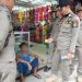 Petugas Satpol PP saat Mengamankan Remaja yang Sedang Mabuk Lem di Pasar Pelantar II, foto: Satpol PP Tanjungpinang