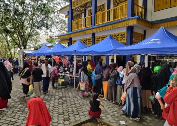 Warga saat Memburu Cabai di Operasi Pasar Disdagin Tanjungpinang, foto: Mael/detak.media