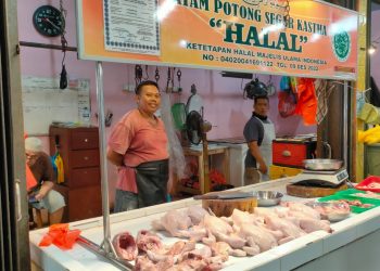 Pedagang Ayam saat Berjualan di Pasar Bintan Center Tanjungpinang, foto: Mael/detak.media