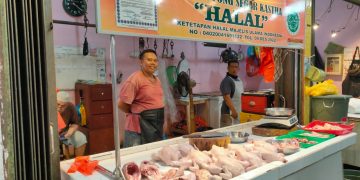 Pedagang Ayam saat Berjualan di Pasar Bintan Center Tanjungpinang, foto: Mael/detak.media