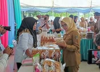 Bupati Blitar Rini Syarifah saat mengunjungi dan membeli salah satu produk hasil dari UMKM, foto: Dani ES/detak.media