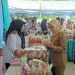 Bupati Blitar Rini Syarifah saat mengunjungi dan membeli salah satu produk hasil dari UMKM, foto: Dani ES/detak.media