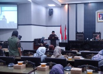 Juru bicara Fraksi PDI Perjuangan Kab. Blitar Hendik Budi Yuantoro, saat membaca pandangan umum fraksi di rapat paripurna, foto: Dani ES/detak.media