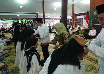 Bupati Blitar Rini Syarifah saat berikan santunan ke 1000 anak yatim, foto: Dani ES/detak.media