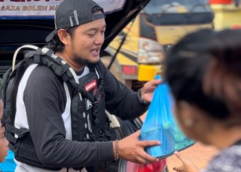 Bripka Zulhmasyah Penggagas Razia Perut Lapar saat Membagikan Paket Sembako kepada Masyarakat, foto: Ist/bripka zulhamsyah