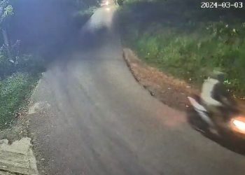 Pelaku Terekam CCTV Membawa Kabur Motor Beat Warna Putih Milik Korban, foto: dok/detak.media