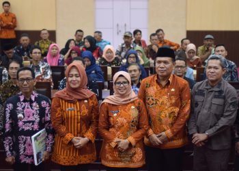 Bupati Blitar Rini Syarifah saat foto bersama dengan OPD terkait dan camat se-Kabupaten Blitar, dalam acara launcing pembayaran pajak daerah melalui virtual account, foto: Dani ES/detak.media