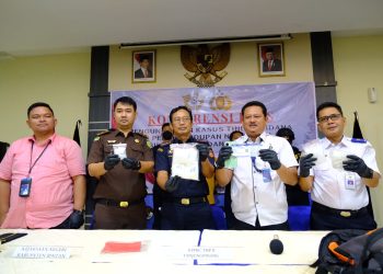 Bea Cukai dan Satresnarkoba Polres Bintan saat Melakukan Konferensi Pers, foto: Mael/detak.media