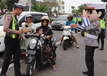 Petugas Satlantas Tanjungpinang saat Memberikan Teguran Kepada Pengendara Sepeda Motor, foto: Mael/detak.media