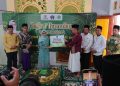Bupati Blitar Rini Syarifah saat berikan bantuan ke Masjid Sunan Kalijaga sebesar 50 juta secara simbolis, foto: Dani ES/detak.media