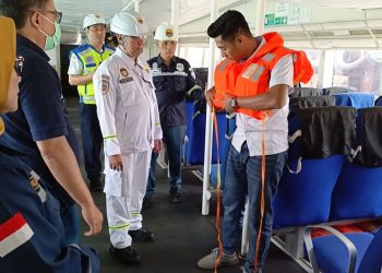 Petugas KSOP Tanjungpinang saat Melakukan Uji Kelaiklautan Kapal di Pelabuhan SBP, foto: Mael/detak.media