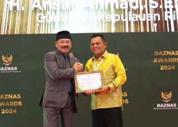 Gubernur Provinsi Kepulauan Riau H. Ansar Ahmad menerima Anugerah Baznas Award 2024 dari Badan Amil Zakat Nasional (Baznas) Republik Indonesia, foto: kepriprov.go.id