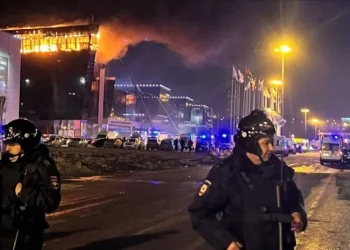 Pasukan keamanan berjaga di dekat Crocus City Hall, Krasnogorsk, Rusia, menyusul serangan kelompok bersenjata ke gedung tersebut, Jumat (22/3/2024) waktu setempat. ANTARA/Anadolu/pri.