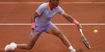 Rafael Nadal mengembalikan bola pukulan dari Alex De Minaur dalam turnamen tenis ATP Barcelona Open di Real Club de Tenis di Barcelona, Rabu (17/4/2024). ANTARA/AFP/Pau Barrena/am.