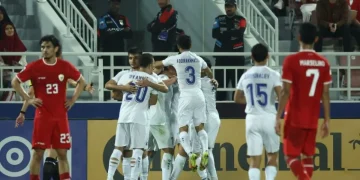 Para pemain Uzbekistan melakukan selebrasi setelah terjadi gol bunuh diri pemain Indonesia saat pertandingan semifinal Piala Asia U23 antara kedua tim di Abdullah Bin Khalifa Stadium, Doha, Senin (29/4/2024). (Photo by KARIM JAAFAR / AFP) (AFP/KARIM JAAFAR)