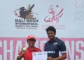 Atlet kriket putri Indonesia Rohmalia (kiri) dan Ketua Umum Pengurus Pusat Persatuan Cricket Indonesia (PP PCI) Abhiram Yadav Singh (kanan) berfoto bersama usai pertandingan Bali Bash International, di Lapangan kriket Udayana, Bali, Kamis (25/4/2024). (ANTARA/HO/PP PCI)