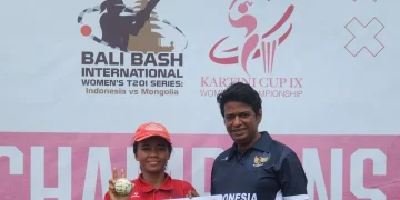 Atlet kriket putri Indonesia Rohmalia (kiri) dan Ketua Umum Pengurus Pusat Persatuan Cricket Indonesia (PP PCI) Abhiram Yadav Singh (kanan) berfoto bersama usai pertandingan Bali Bash International, di Lapangan kriket Udayana, Bali, Kamis (25/4/2024). (ANTARA/HO/PP PCI)