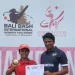 Atlet kriket putri Indonesia Rohmalia (kiri) dan Ketua Umum Pengurus Pusat Persatuan Cricket Indonesia (PP PCI) Abhiram Yadav Singh (kanan) berfoto bersama usai pertandingan Bali Bash International, di Lapangan kriket Udayana, Bali, Kamis (25/4/2024). (ANTARA/HO/PP PCI)